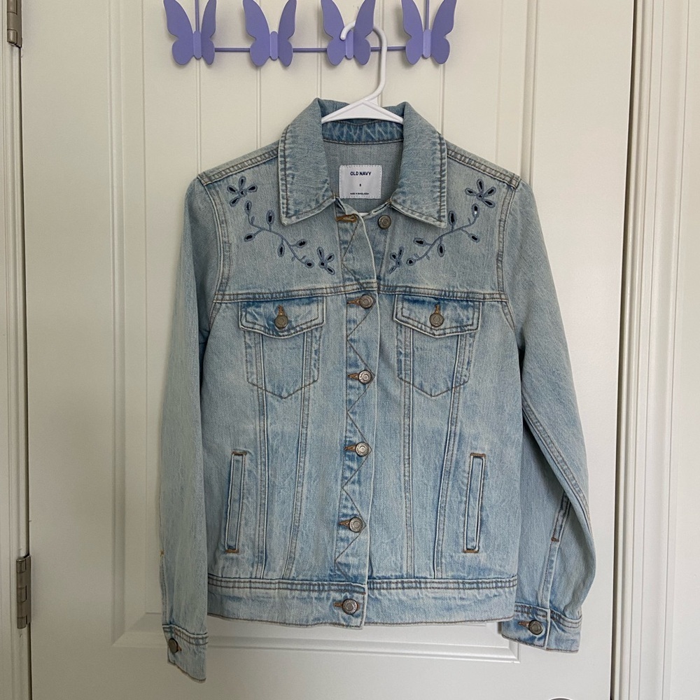 NWT‎ | Old Navy women’s embroidered denim jacket — small